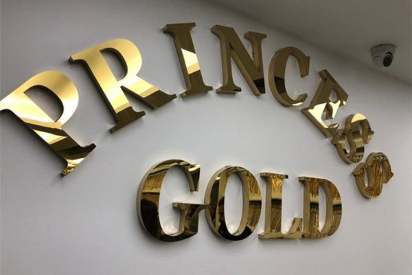 Biển quảng cáo chữ đồng tại Đồng Văn